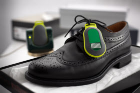 Der aktive Funk-Clip zur Kennzeichnung von Waren lässt sich zum Beispiel an Schuhen befestigen. © Fraunhofer IZM