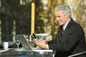 Business Man mit Notebook und Telefon