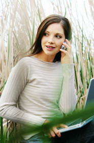 Frau mit Notebook und Handy