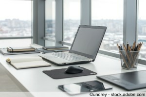 Büro mit Laptop