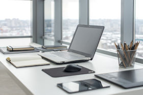 Büro mit Laptop