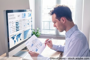 Business man / TRader verfolft Finanzmärkte