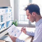Business man / Trader verfolgt Finanzmärkte